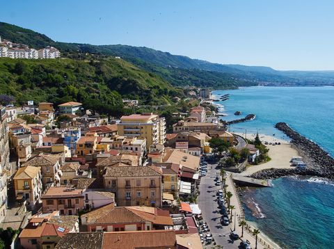 Blick auf Pizzo in Kalabrien mit historischen Häusern und tiefblauem Meer entlang der Küste