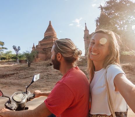 Paar auf Mofa in Bagan