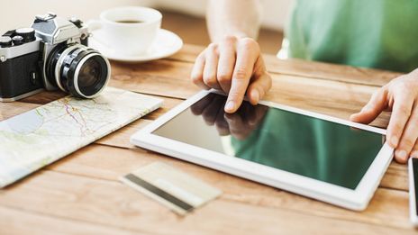 Mann arbeitet am Tablet