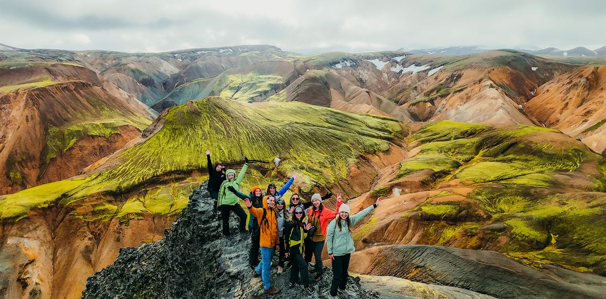 Wanderer in der farbenfrohen Berglandschaft von Landmannalaugar auf Island