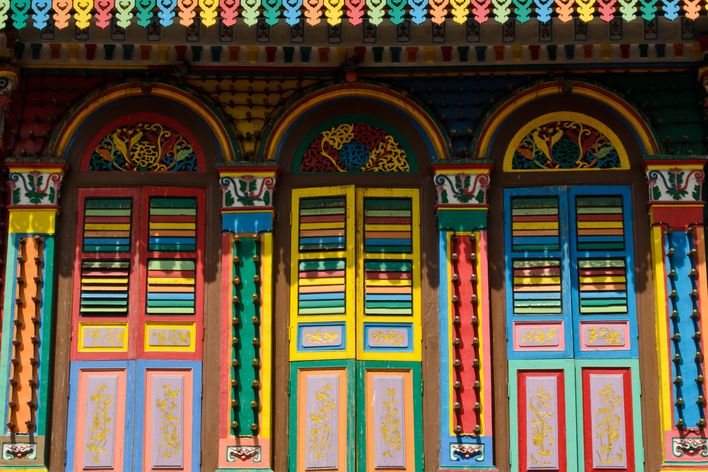 Bunte Hausfassade im Viertel Little India in Singapur mit traditionellen Ornamenten