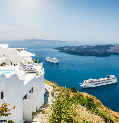 Kreuzfahrtschiffe vor Santorini