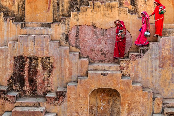 Frauen auf Treppen in Jaipur