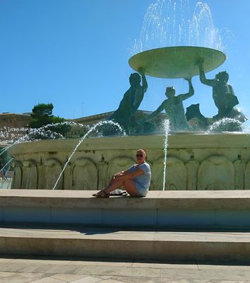 Mitarbeiterin Ulla vor einem Brunnen auf Malta