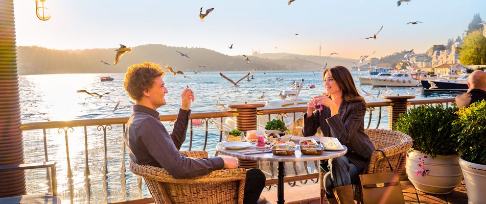 Ein Paar sitzt in einem Restaurant am Bosporus