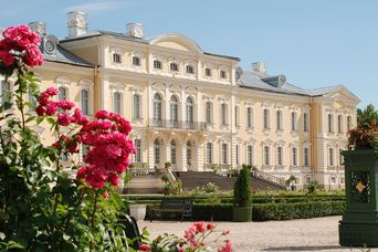 Seitlicher Blick über blühende Blumen auf Schloss Rundale in Lettland 