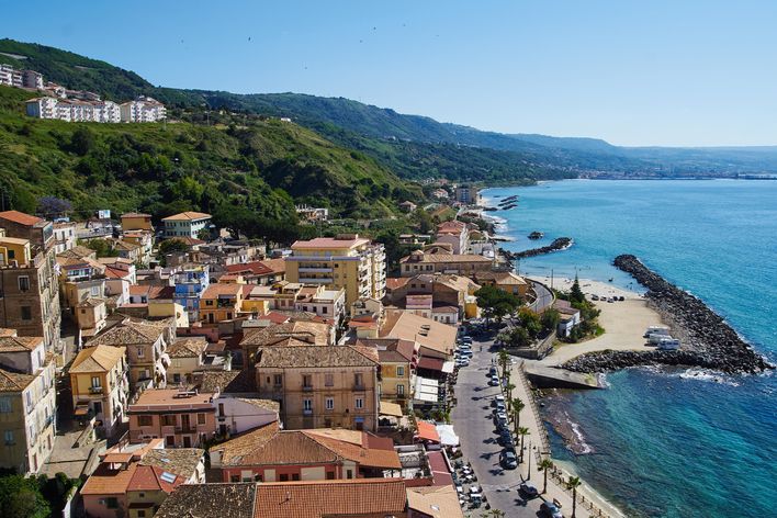Blick auf Pizzo in Kalabrien mit historischen Häusern und tiefblauem Meer entlang der Küste