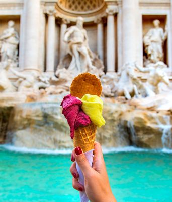 Eis vor Trevi Brunnen