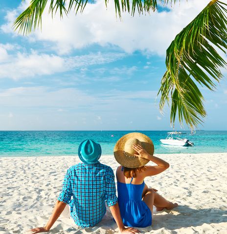 Paar sitzt am Strand auf den Malediven