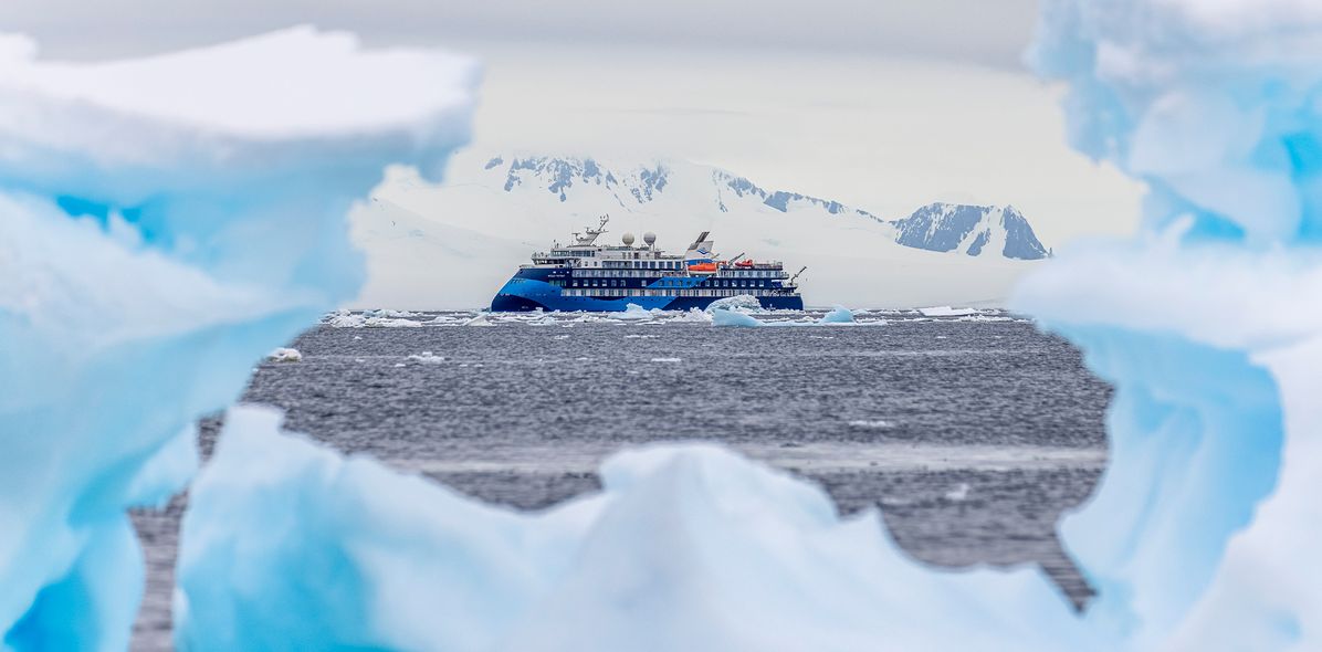 Albatros Expeditionsschiff zwischen Eisschollen in der Antarktis