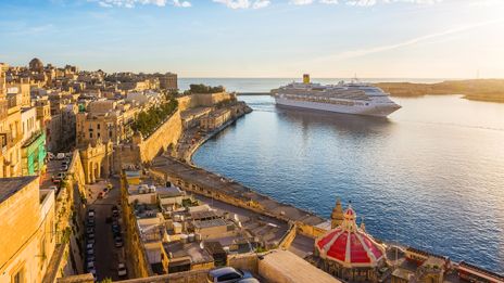 Ein Kreuzfahrtschiff im Hafen von Valletta während des Sonnenuntergangs auf Malta
