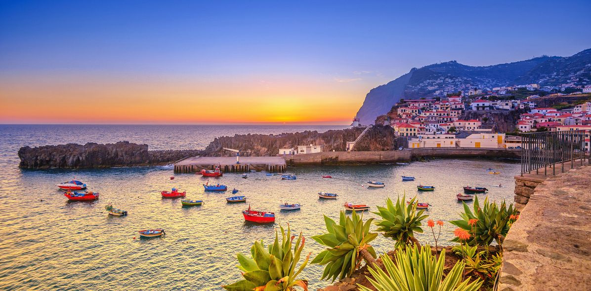 Blick auf Câmara de Lobos auf Madeira im Sonnenuntergang