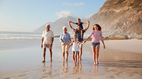 Familie spaziert am Strand