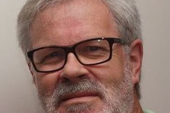 Chronist Manfred mit dem Mietwagen in Costa Rica