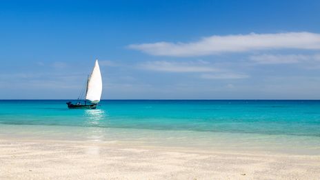 Boot am Strand in Mosambik