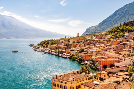 Blick auf die Stadt Limone am Gardasee