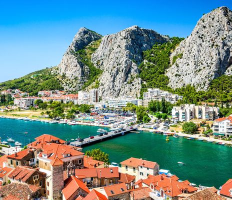 Blick auf Omis in Kroatien