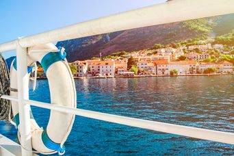 Rettungsring an Schiff in Montenegro