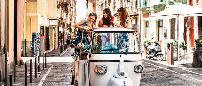 Traditionelle Ape-Dreiräder in der Altstadt von Cagliari