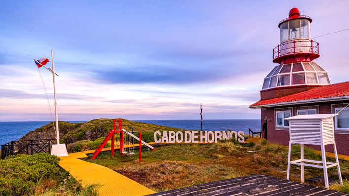 Blick vorbei am Leuchtturm zum Meer rund um das Kap Hoorn in Chile in Südamerika