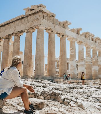Frau vor der Akropolis