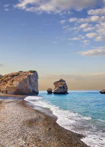 Natürlicher Strand bei Paphos mit Felsen, klarem Wasser und sanften Wellen des Meers