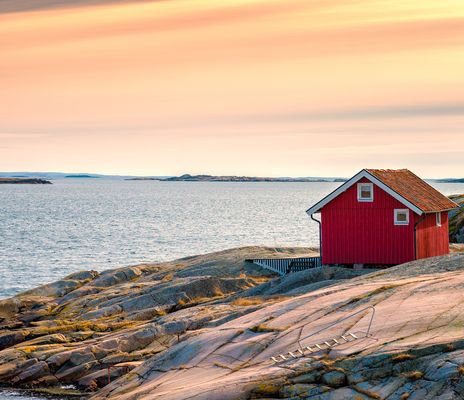 Rotes Haus an Küste in Schweden