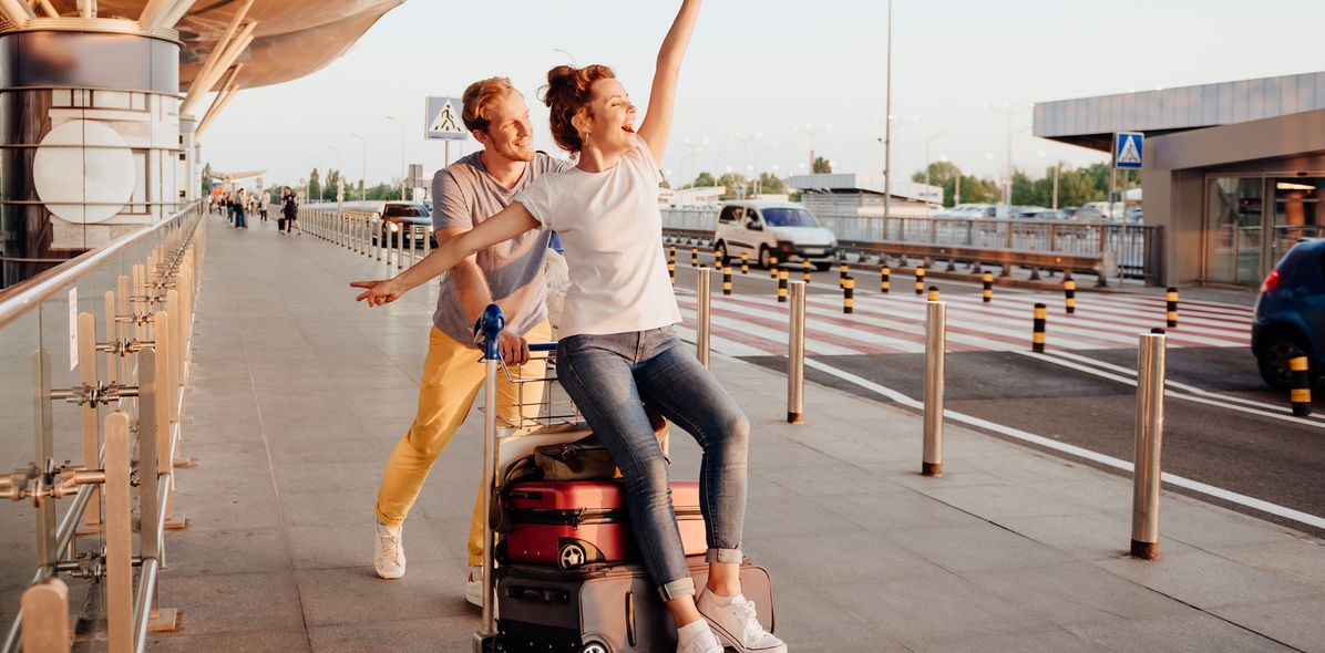 Paar mit Koffern am Flughafen