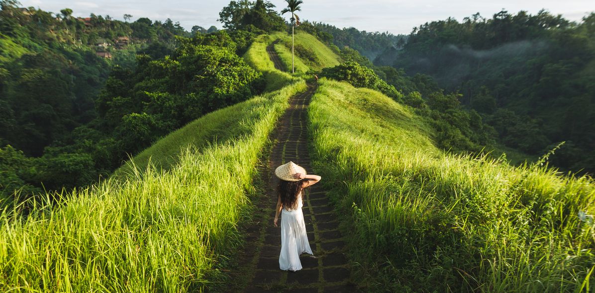 Frau in Reisfeld in Ubud