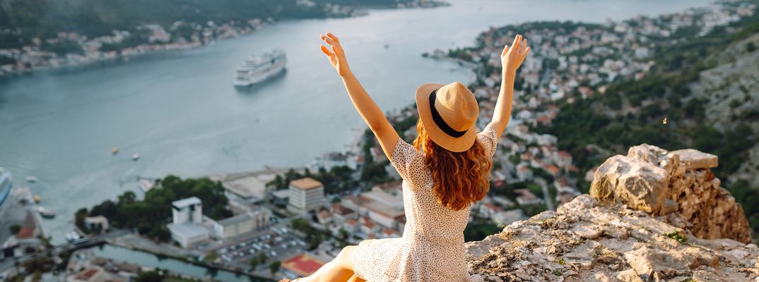 Frau genießt den Ausblick auf die Bucht von Kotor in Montenegro