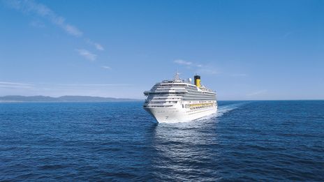Blick auf das Kreuzfahrt-Schiff Costa Favolosa von vorne