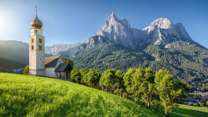 Blick auf eine Kirche mit Bergen im Hintergrund in Südtirol