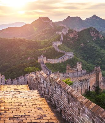 Blick auf die große Mauer und Berge in China
