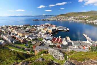 Blick auf die Stadt Hammerfest in der nähe des Polarkreises mit dem Hafen und bunten Häusern, Norwegen