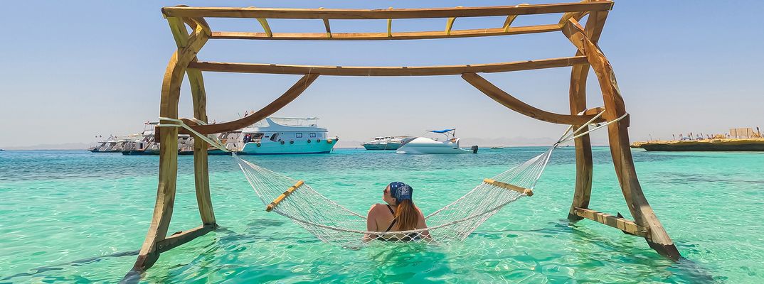 Frau in Hängematte im Meer