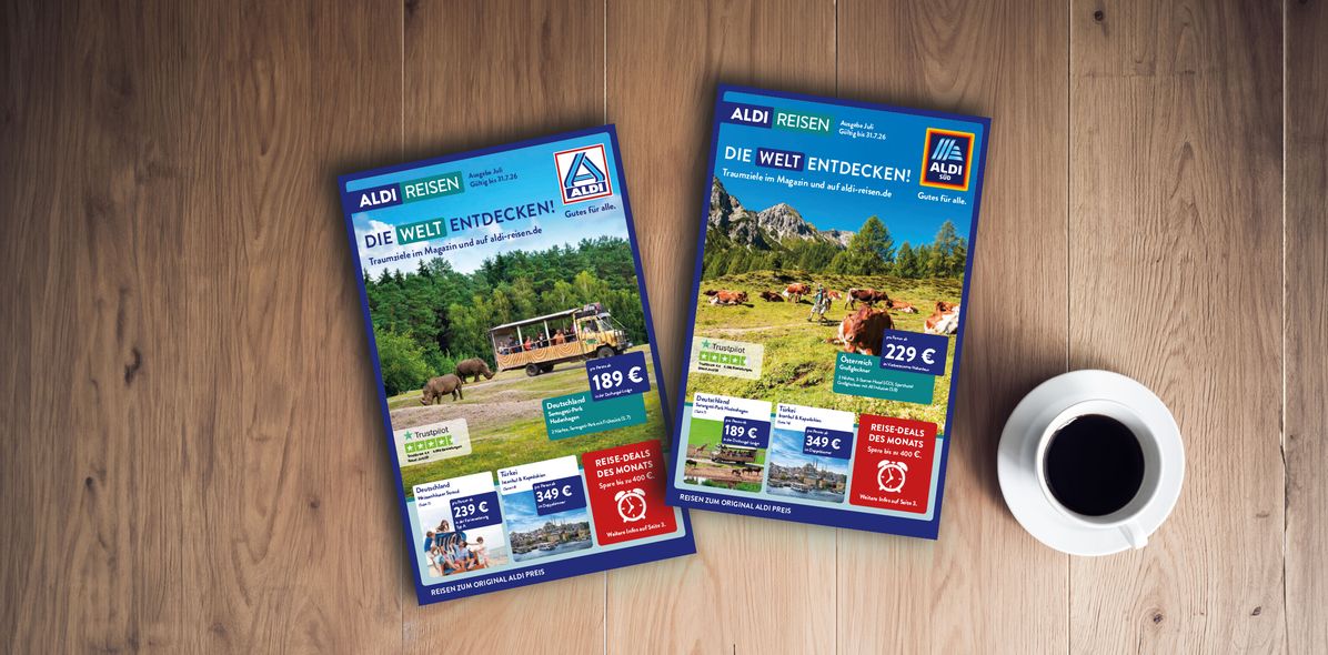 Titelblätter des ALDI Reisemagazins Nord & Süd vom Juli 2026 auf einem Tisch neben einer Tasse Kaffee
