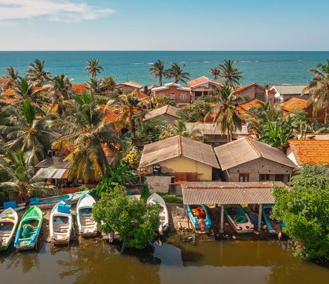 Luftaufnahme des Hafens von Negombo mit bunten Fischerbooten und Häusern an der Westküste Sri Lankas