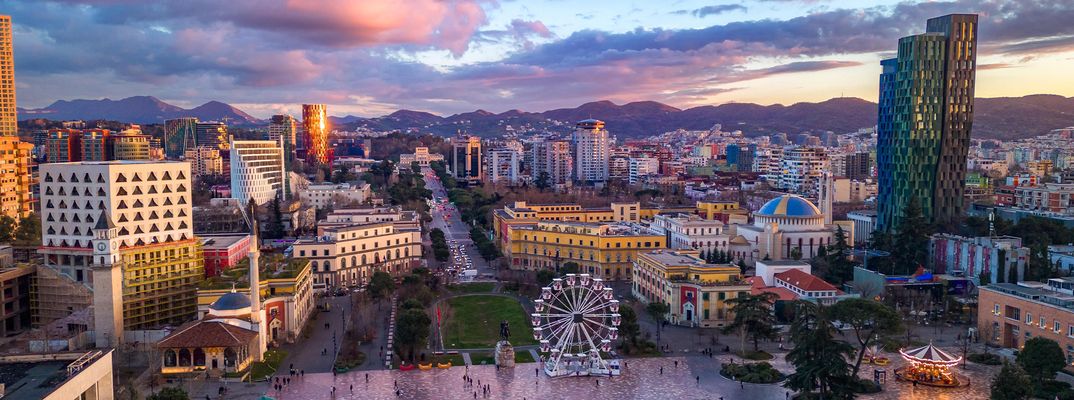 Blick auf den Skanerberg-Platz in Tirana, Albanien