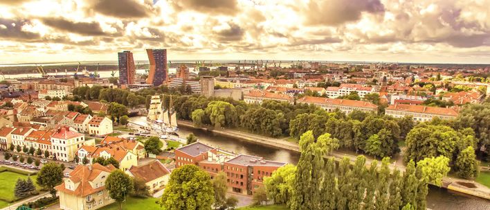Luftaufnahme der Altstadt von Klaipėda mit Fluss, Brücken und Stadtkulisse