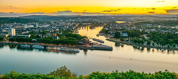 Blick auf das Deutsche Eck in Koblenz an Rhein und Mosel