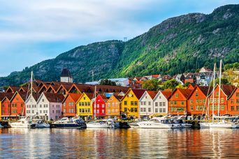 Bergen mit bunten Häusern und Booten