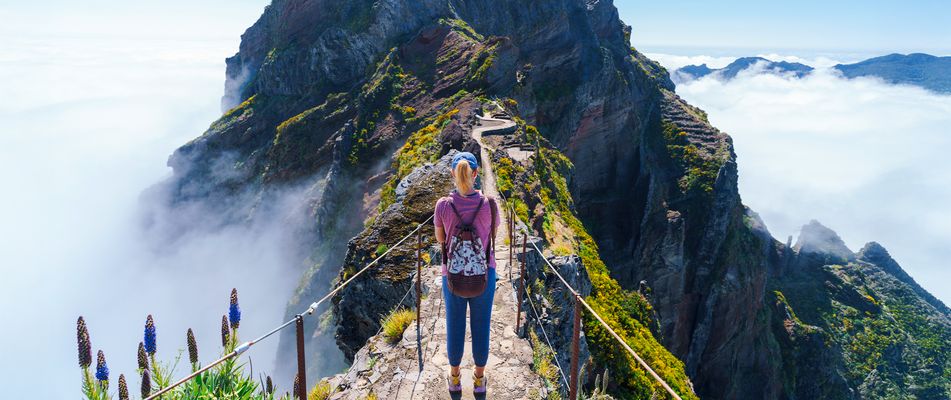 Eine Wanderin auf dem Pico do Arieiro auf der Blumeninsel Madeira, Portugal