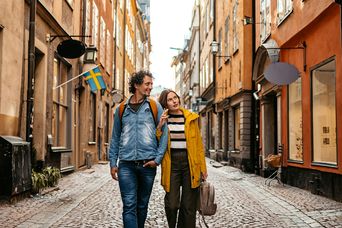 Paar spaziert durch Stockholm