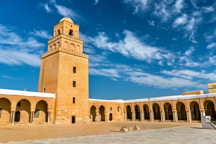 Innenhof mit prägnanten Turm der großen Moschee von Kairouan in Tunesien