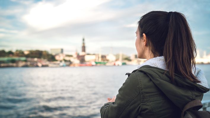 Frau an der Elbpromenade in Hamburg
