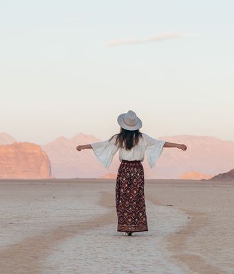 Frau in der Wüste in Jordanien