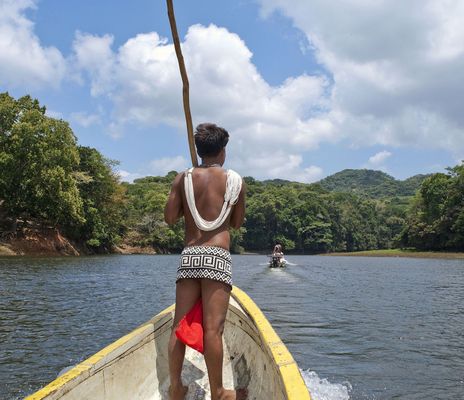 Traditionelles Boot im Panamakanal