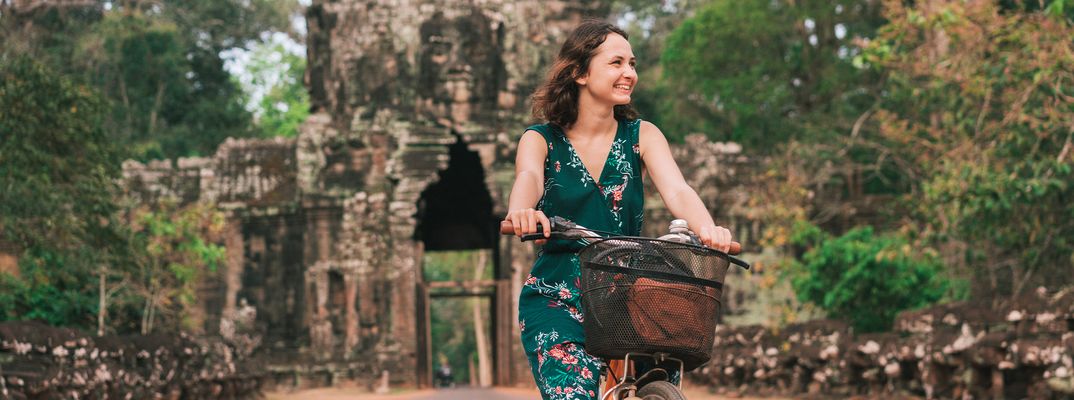Radfahrerin in Angkor Wat