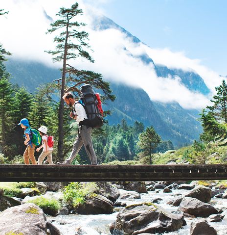 Familie beim wandern im Wald Brücke