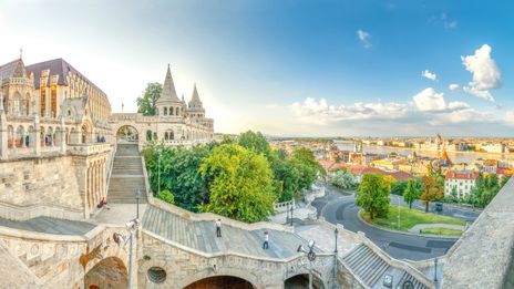 Blick durch einen historischen Torbogen auf die Altstadt von Budapest